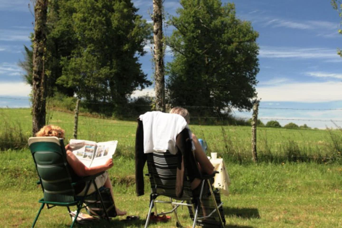 Camping Château le Verdoyer - Camper sitzen in der Sonne