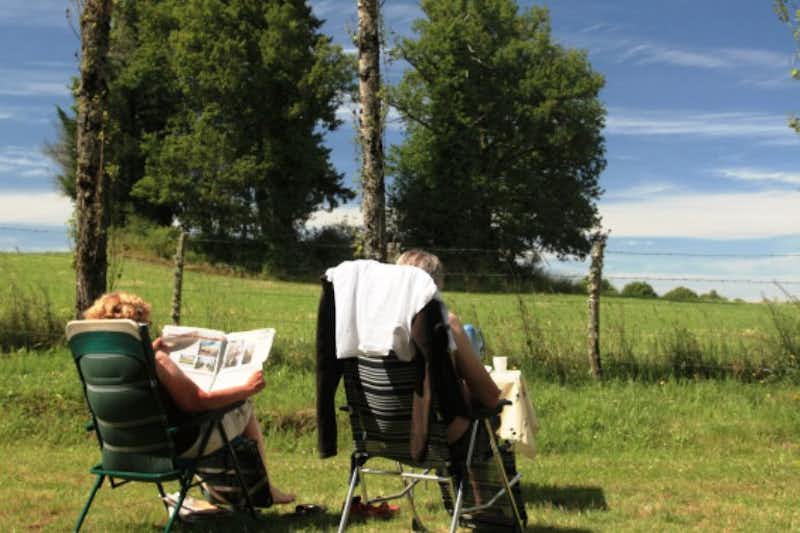 Camping Château le Verdoyer - Camper sitzen in der Sonne