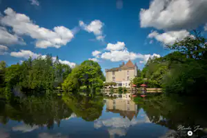 Camping Château le Verdoyer - der See und das Schloss