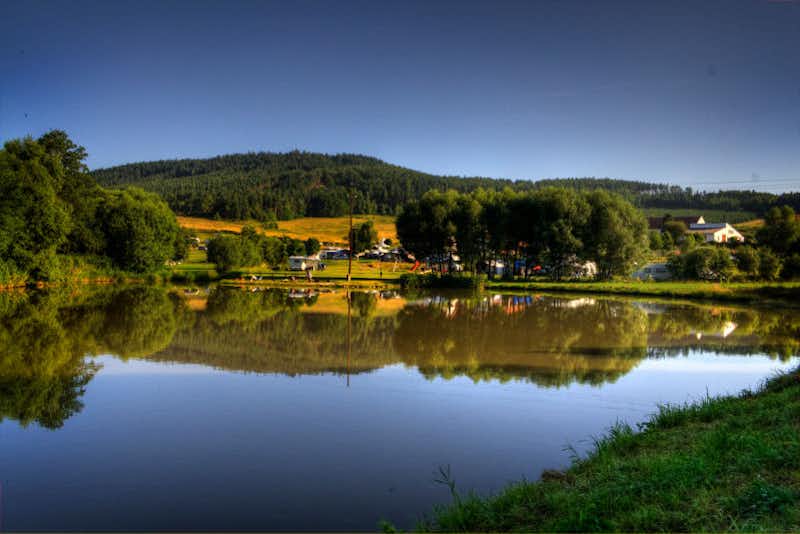 Camping Chvalšiny - Blick auf den See und Campingplatz im Hintergrund