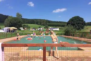 Camping Chvalšiny - Pool und Wohnwagen- und Zeltstellplätze vom Campingplatz