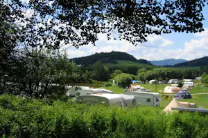 Camping Chvalšiny - Wohnwagen- und Zeltstellplätze vom Campingplatz im Grünen am See