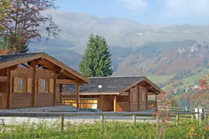 Camping Ciclamino - Mobilheime vom Campingplatz mit Veranden und Blick auf die Berge