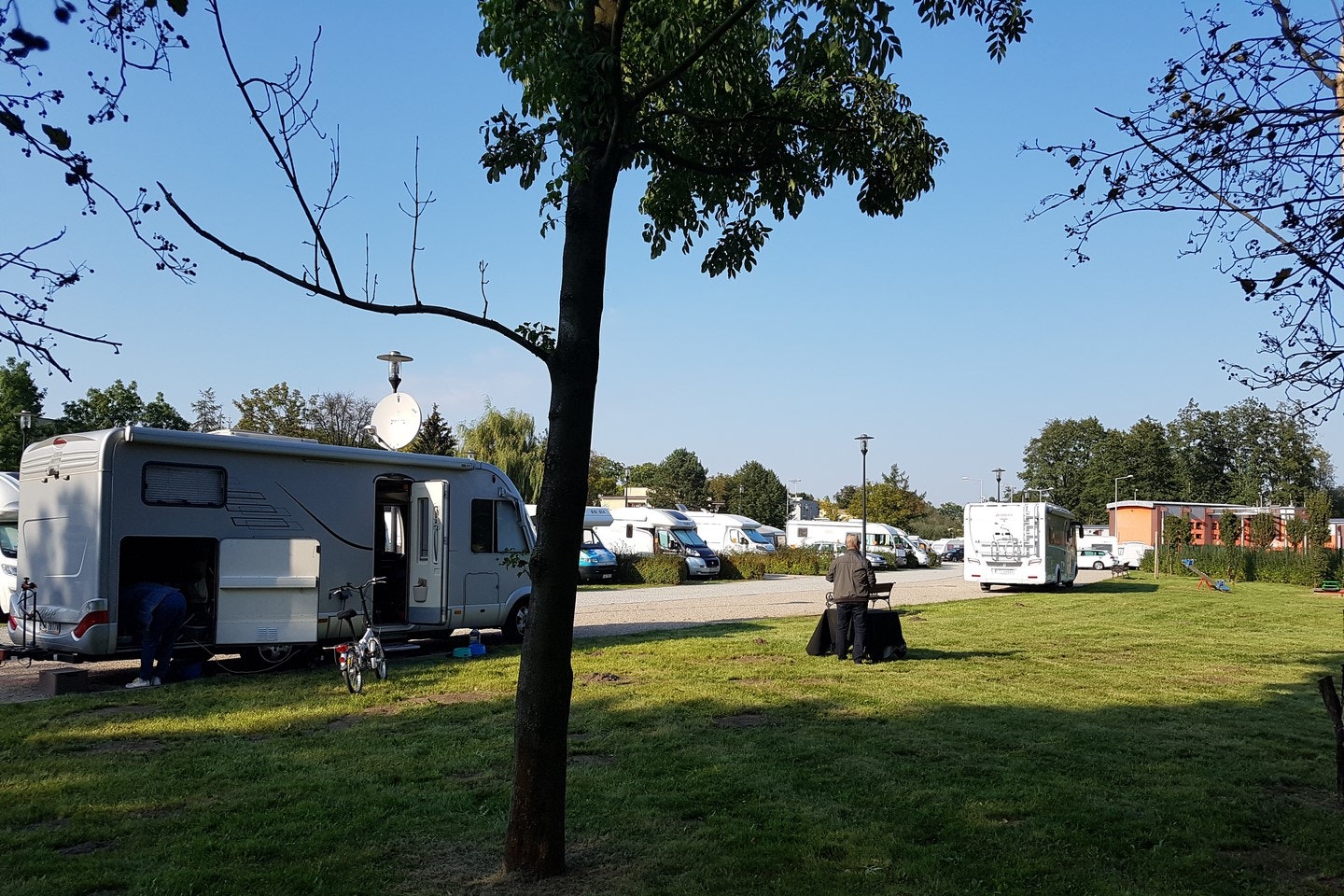 Camping Ciechocinek (Nr. 17) - Wohmobil auf Stellwiese, im Hintergrund weitere Wohnmobile