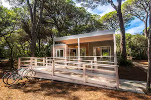 Camping Cieloverde - Bungalow mit überdachter Veranda auf dem Campingplatz