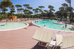 Camping Cieloverde - Poolbereich mit Sonnenliegen und Sonnenschirmen am Rand
