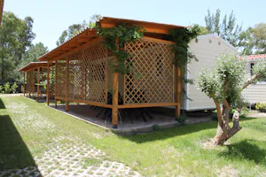 Camping Cigno Bianco - Mobilheim mit Veranda im Grünen auf dem Campingplatz