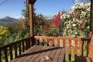 Camping Cinco Castaños - Terasse mit Blick auf Blumen und die Berge