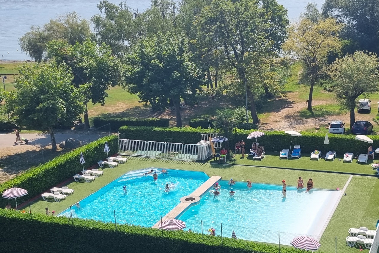 Capfun Camping Città di Angera - Pool im Freien auf dem Campingplatz