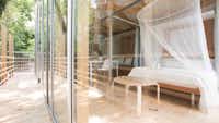 Camping Città di Milano - Blick in das Schlafzimmer eines Bungalows durch die Glastür