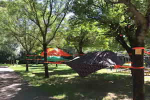 Camping Città di Milano - Sonnenschutz aufgespannt ziwschen Bäumen
