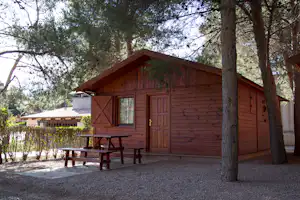Camping Ciudad de Albarracin - Mobilheim vom Campingplatz mit Picknicktisch im Grünen