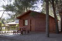 Camping Ciudad de Albarracin  -  Mobilheim vom Campingplatz mit Picknicktisch im Grünen