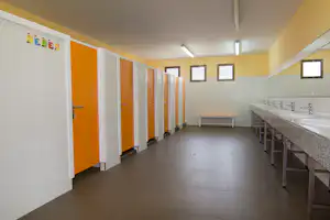 Camping Ciudad de Albarracin - Sanitärbereich vom Campingplatz mit Babywickelbereich