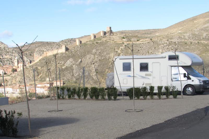 Camping Ciudad de Albarracin  -  Wohnmobil auf dem Stellplatz mit Blick auf die Stadt