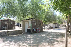 Camping Ciudad de Cáceres - Mobilheime und Stellplatz vom Campingplatz unter Bäumen