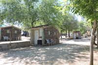 Camping Ciudad de Cáceres  -  Mobilheime und Stellplatz vom Campingplatz unter Bäumen