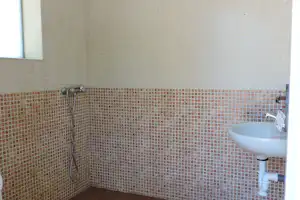 Camping Ciudad de Cáceres - Sanitärbereich vom Campingplatz mit Waschbecken und Dusche