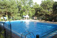 Camping Ciudad de León - Swimmingpool mit Badegästen