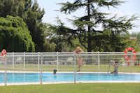 Camping Ciudad de Zaragoza - Swimmingpool mit Liegewiese dahinter