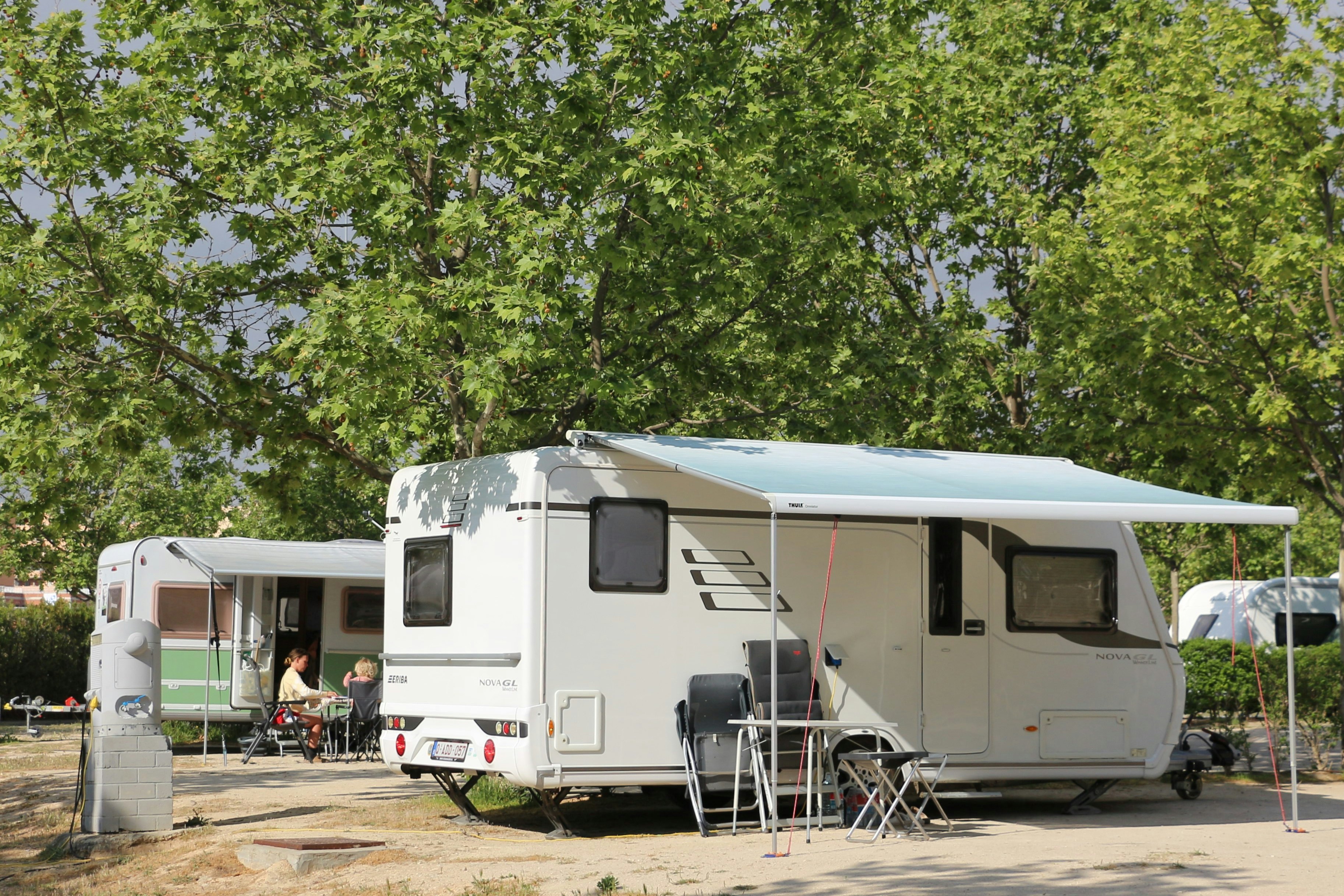 Camping Ciudad de Zaragoza - Wohnwagen auf Standplatz des Campingplatzes