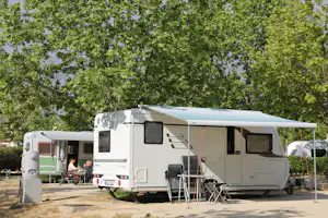 Camping Ciudad de Zaragoza - Wohnwagen auf Standplatz des Campingplatzes