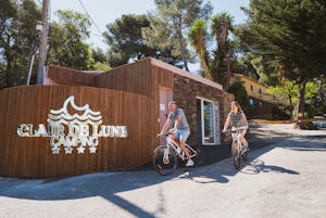 Camping Clair de Lune - Camper fahren Fahrrad auf dem Campingplatz