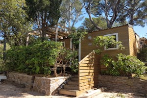 Camping Clair de Lune - Holzbungalow mit Veranda auf dem Campingplatz