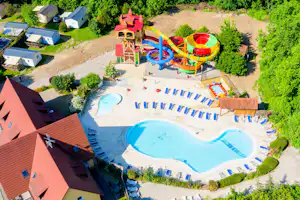 Camping Capfun ClairVacances Camping ClairVacances - Freibad aus der Vogelperspektive