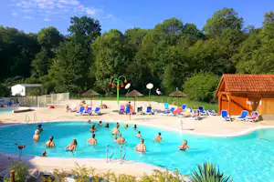 Camping Capfun ClairVacances Camping ClairVacances - Freibad mit Liegestühlen