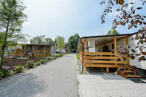 Camping Class - Außenansicht von Mobilheimen mit Veranda auf dem Campingplatz