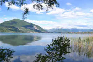 Camping Class - Blick vom Campingplatz auf den See und Berge
