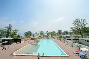 Camping Class - Blick vom Pool auf den Wohnwagen- und Zeltstellplatz und den See