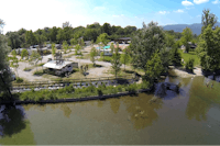 Camping Class - Luftaufnahme vom Wohnwagen- und Zeltstellplatz und dem angrenzenden See