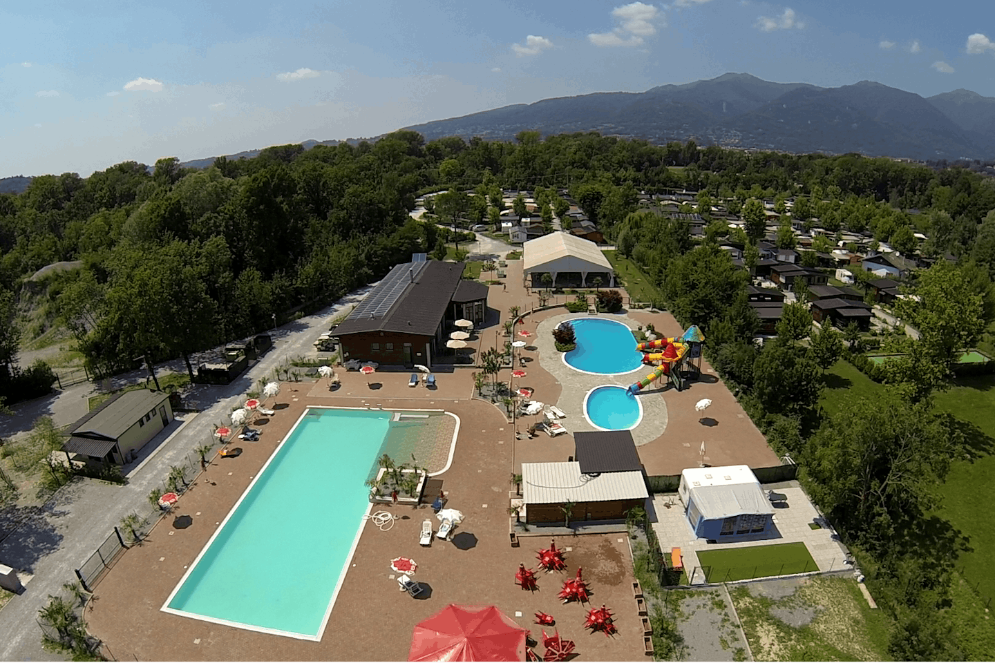 Camping Class - Poolbereich und Stellplatz aus der Vogelperspektive