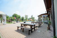 Camping Class - Terrasse vom Restaurant und Basketballkorb mit Blick auf den Poolbereich