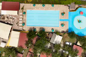 Camping Classe Village - Campingplatz mit Pool aus der Vogelperspektive