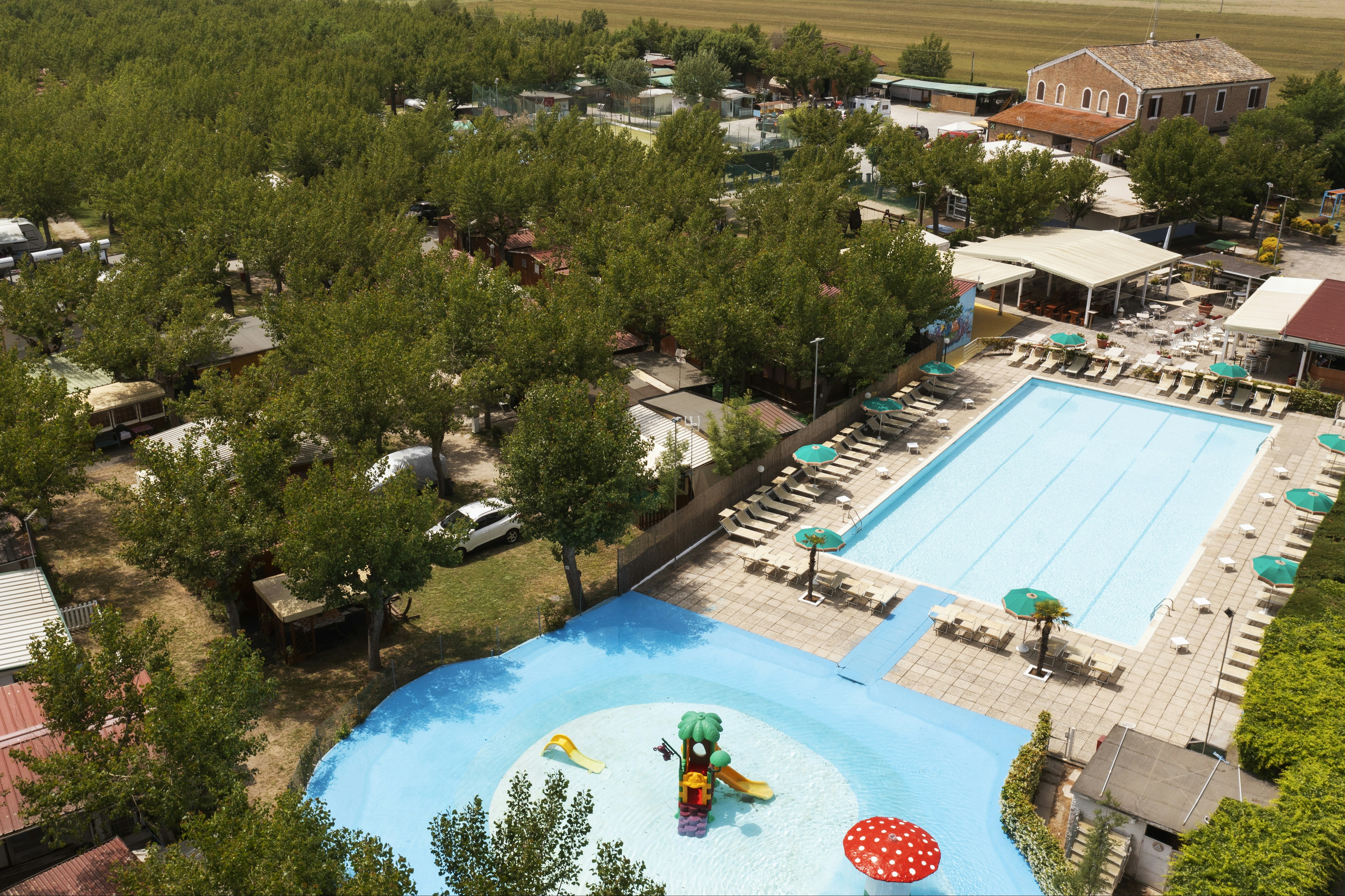 Camping Classe Village  - Luftaufnahme des Campingplatzes mit Pool