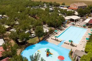 Camping Classe Village - Luftaufnahme des Campingplatzes mit Pool