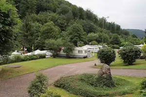 Camping Clausensee - Wohnmobilstellplatz vom Campingplatz im Grünen mit Blick auf grüne Hügel