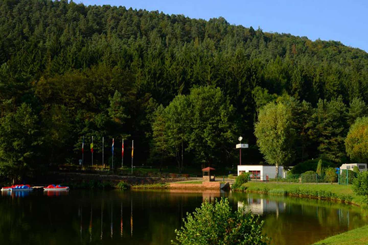 Camping Clausensee - Blick vom See auf Einfahrt und Tretboote vom Campingplatz