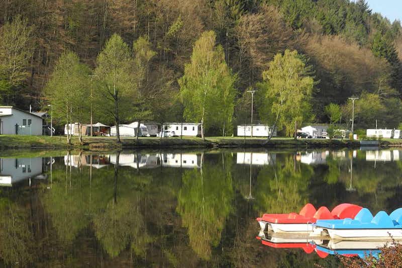 Camping Clausensee  - Blick vom See auf den Wohnwagen- und Zeltstellplatz und Mobilheime vom Campingplatz