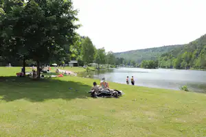 Camping Clausensee Liegewiese und Wohnwagenstellplatz vom Campingplatz mit direktem Zugang zum See