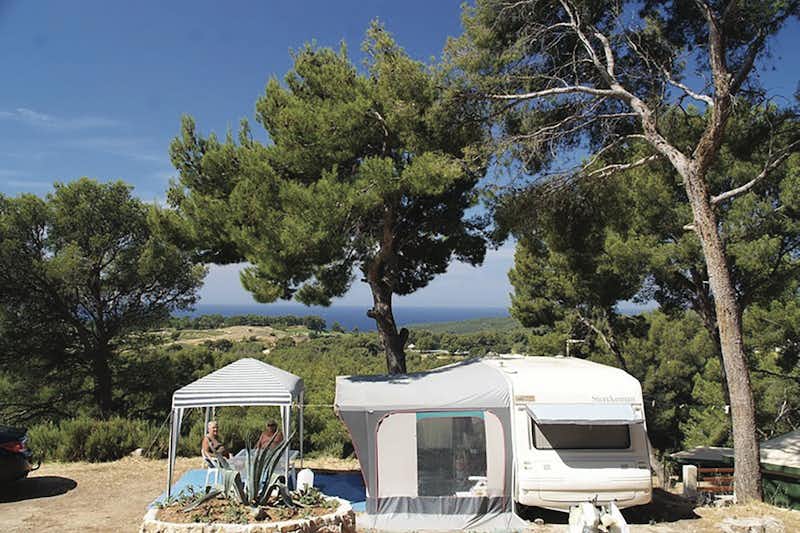 Camping Clos Sainte-Thérèse  -  Wohnwagen- und Zeltstellplatz vom Campingplatz mit Blick auf das Mittelmeer