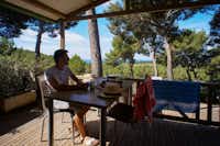Camping Clos Sainte-Thérèse - Terrasse eines Ferienhauses mit Blick auf das Meer
