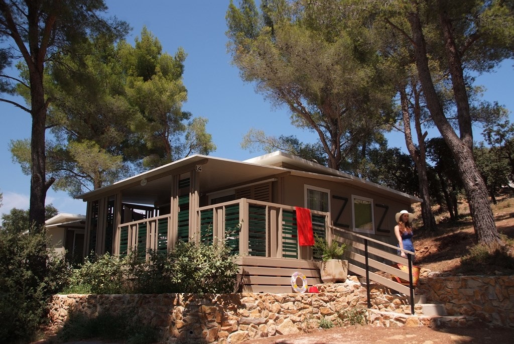 Camping Clos Sainte-Thérèse - Chalet mit Veranda im Grünen auf dem Campingplatz   