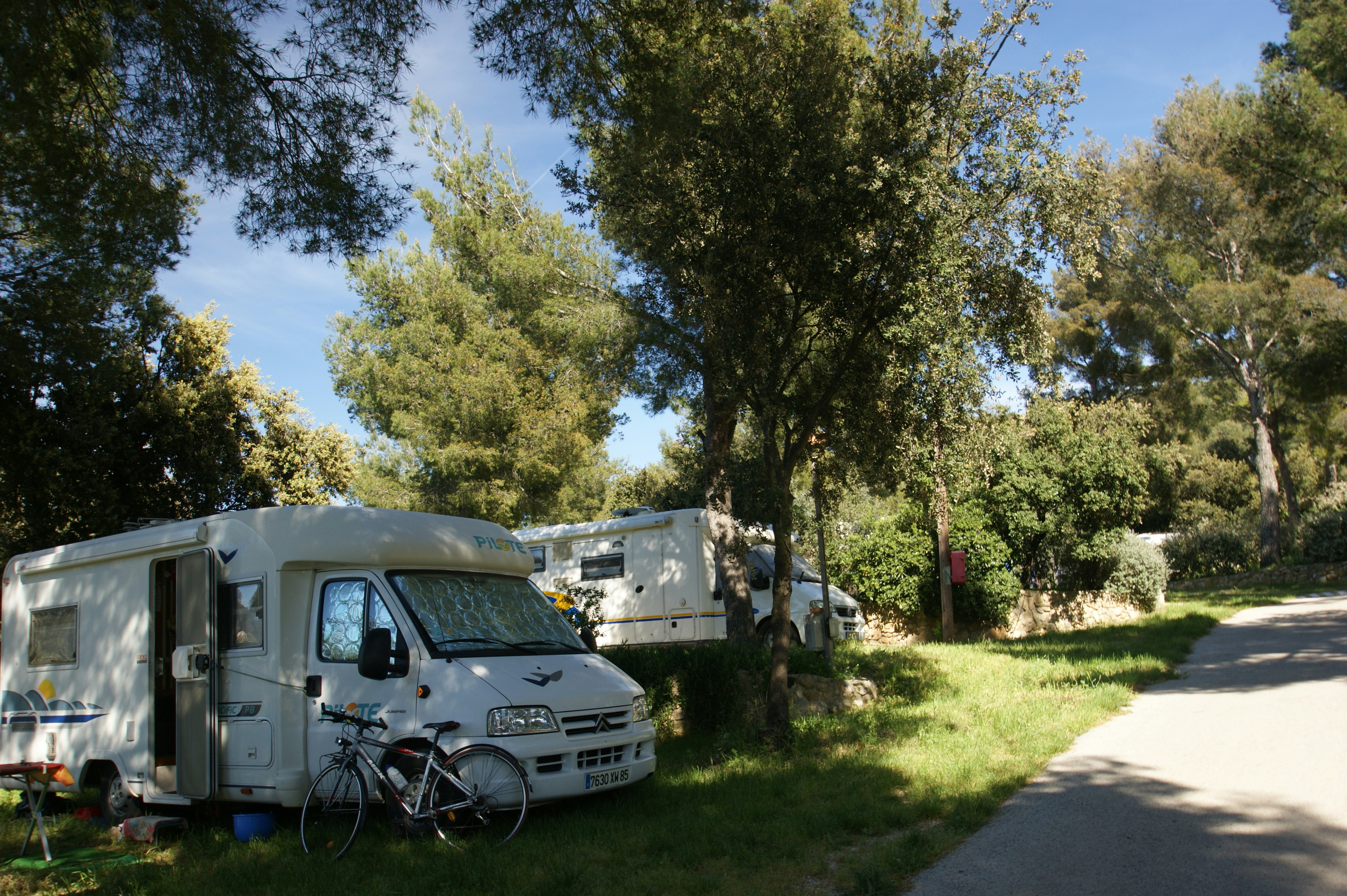 Camping Clos Sainte-Thérèse -  Wohnmobilstellplatz im Schatten  auf dem Campingplatz