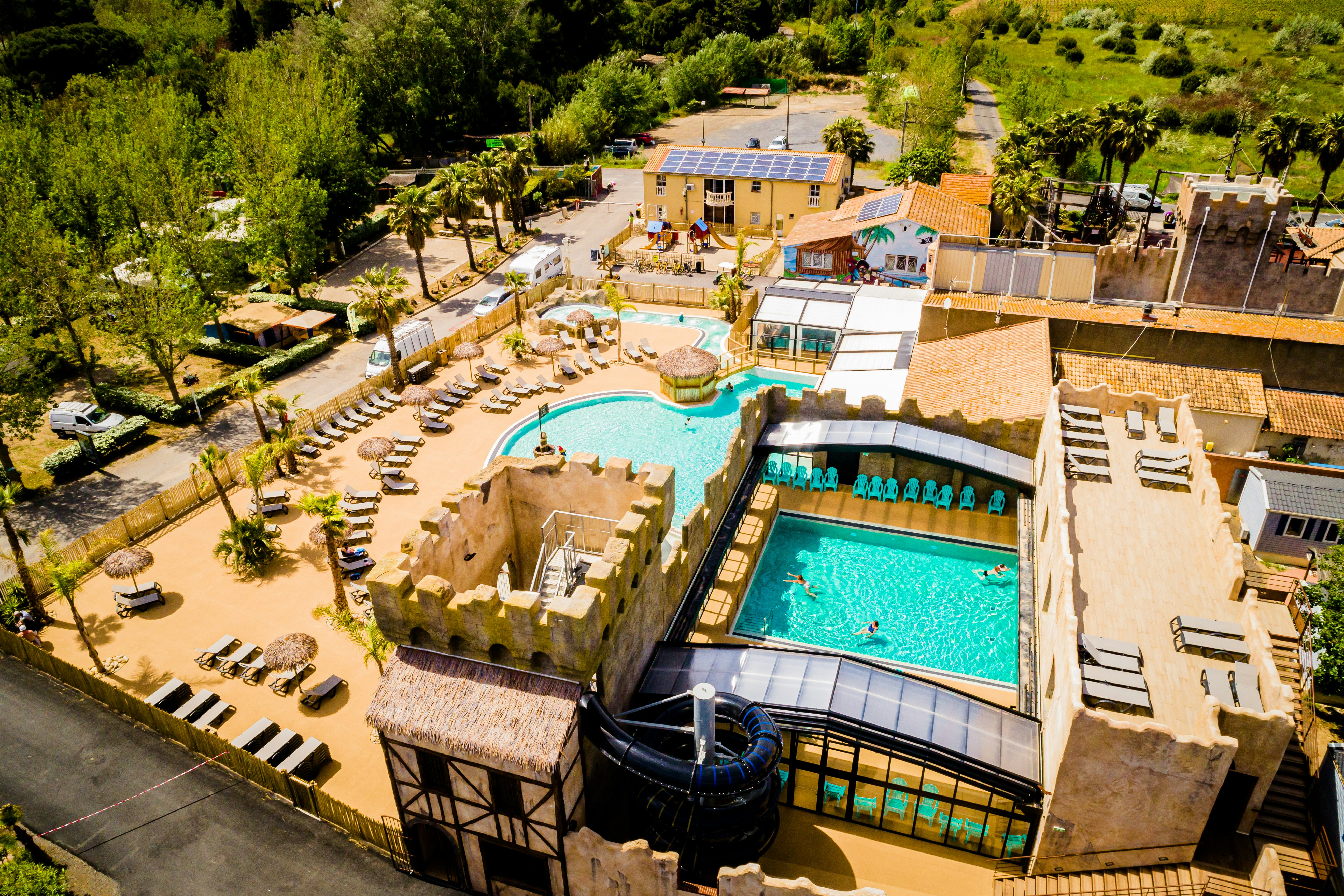 Camping Club Californie Plage - Campingplatz mit Pool,Wasserrutsche, Liegestühlen und Sonnenschirmen