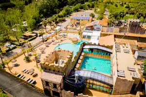 Camping Club Californie Plage - Campingplatz mit Pool,Wasserrutsche, Liegestühlen und Sonnenschirmen