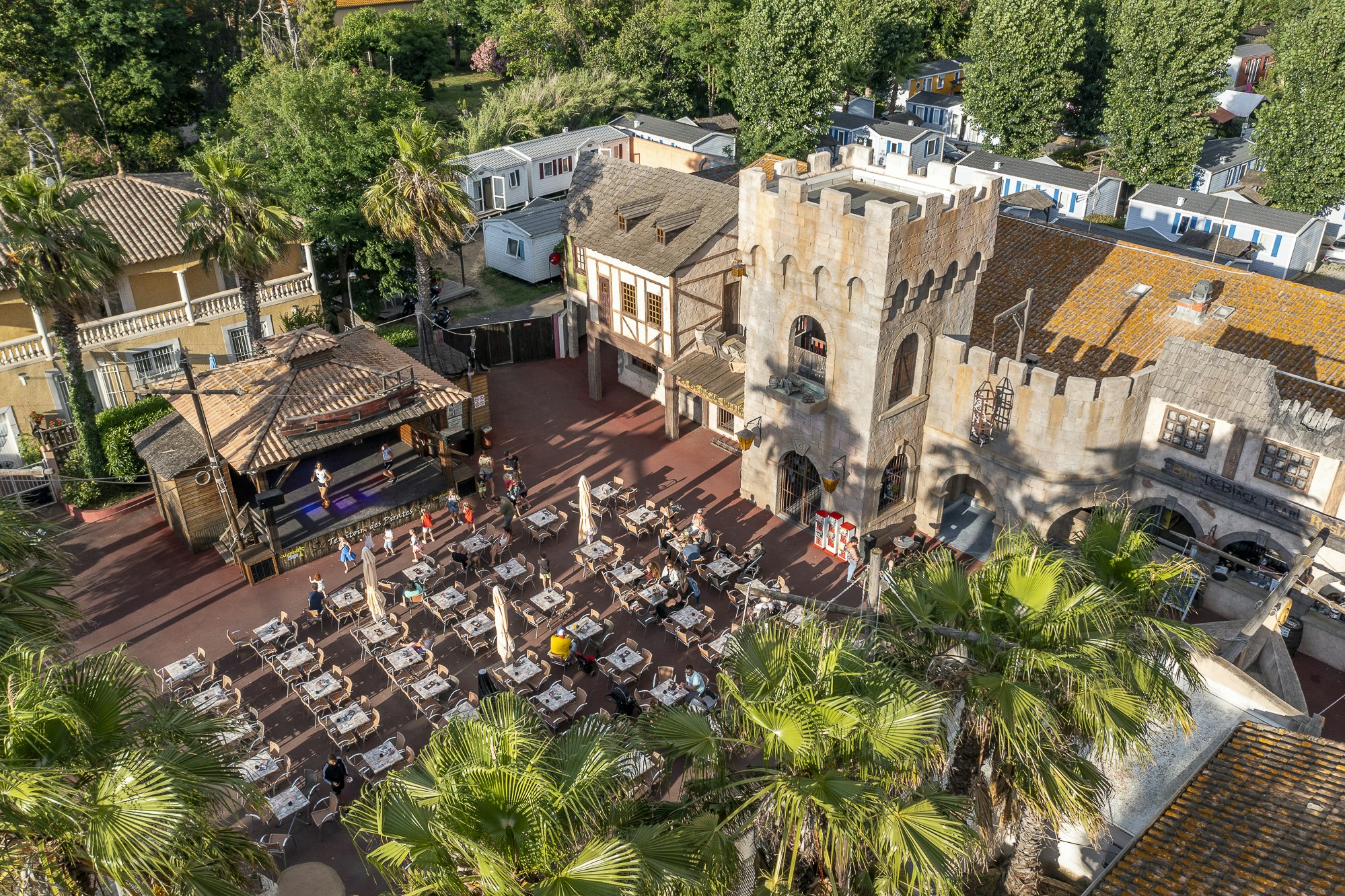 Camping Club Californie Plage - Luftaufnahme des Campingplatzes mit Terrasse